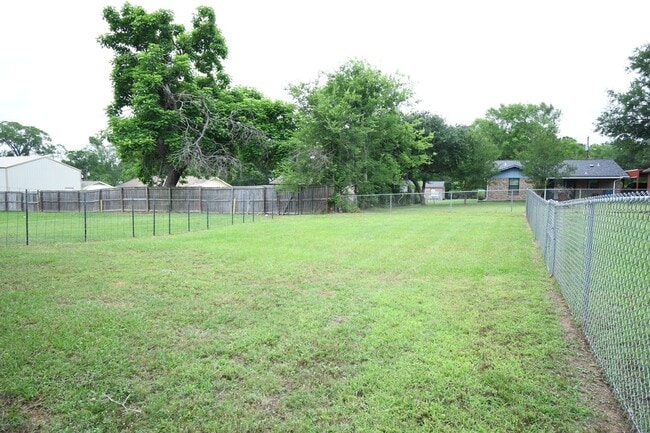Building Photo - Gorgeous 3 Bedroom, 2 Bath Duplex in Arp
