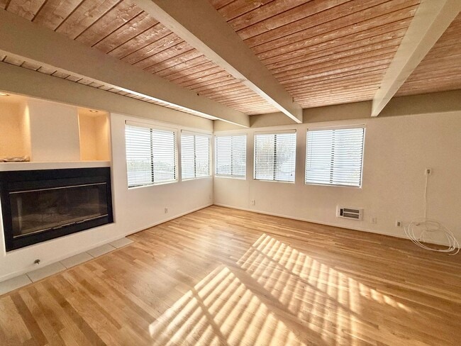 Building Photo - Stunning 2 Bedroom 2 Bath in Laguna Beach