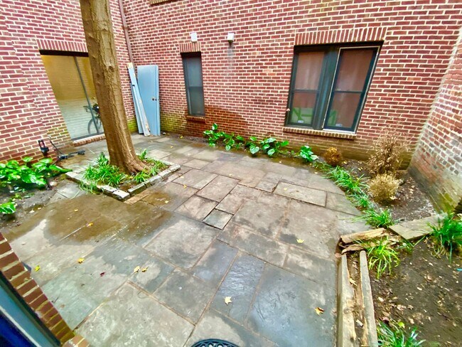 Building Photo - Dupont Circle 1 Bedroom Charmer with Patio, Fireplace, Central Air, Washer/Dryer!