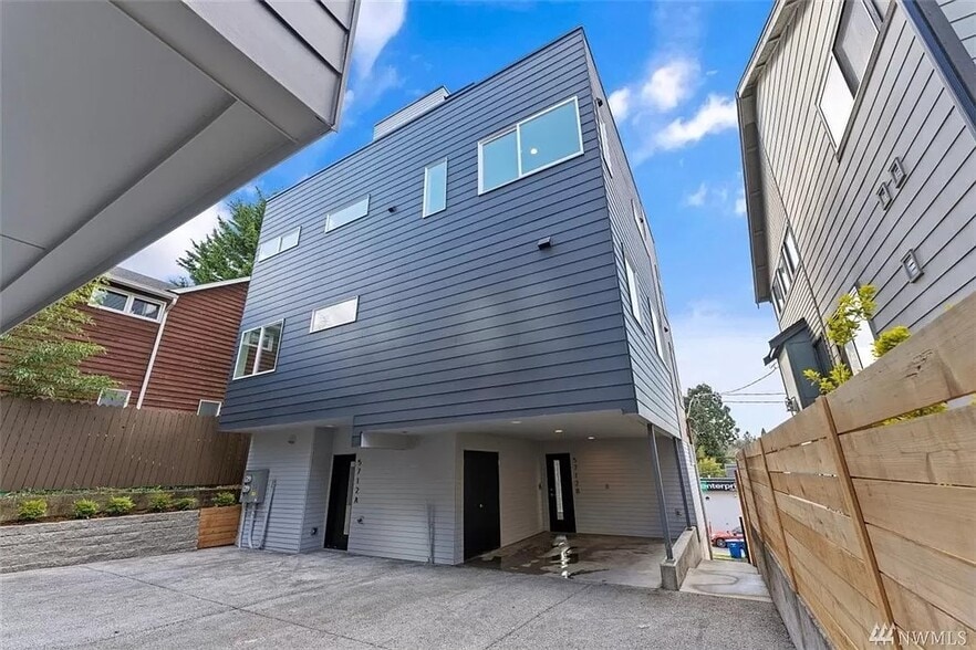 Building Photo - 5712 Roosevelt Way NE