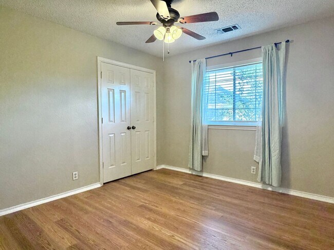 Building Photo - 2633 Bauer Dr