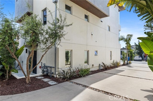 Building Photo - 726 Loma Dr