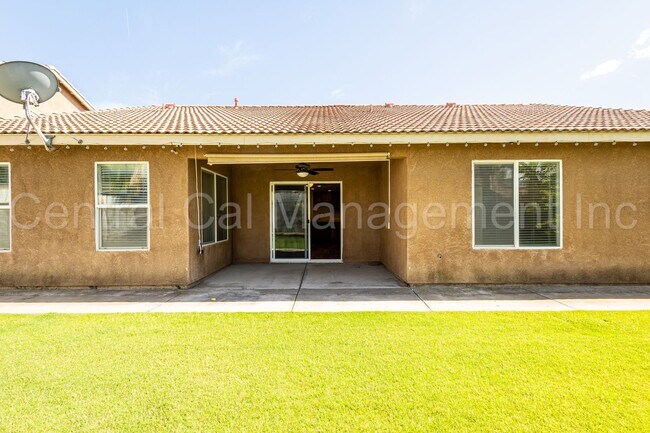 Building Photo - 4 Bedroom/2 Bath Home with an office and S...