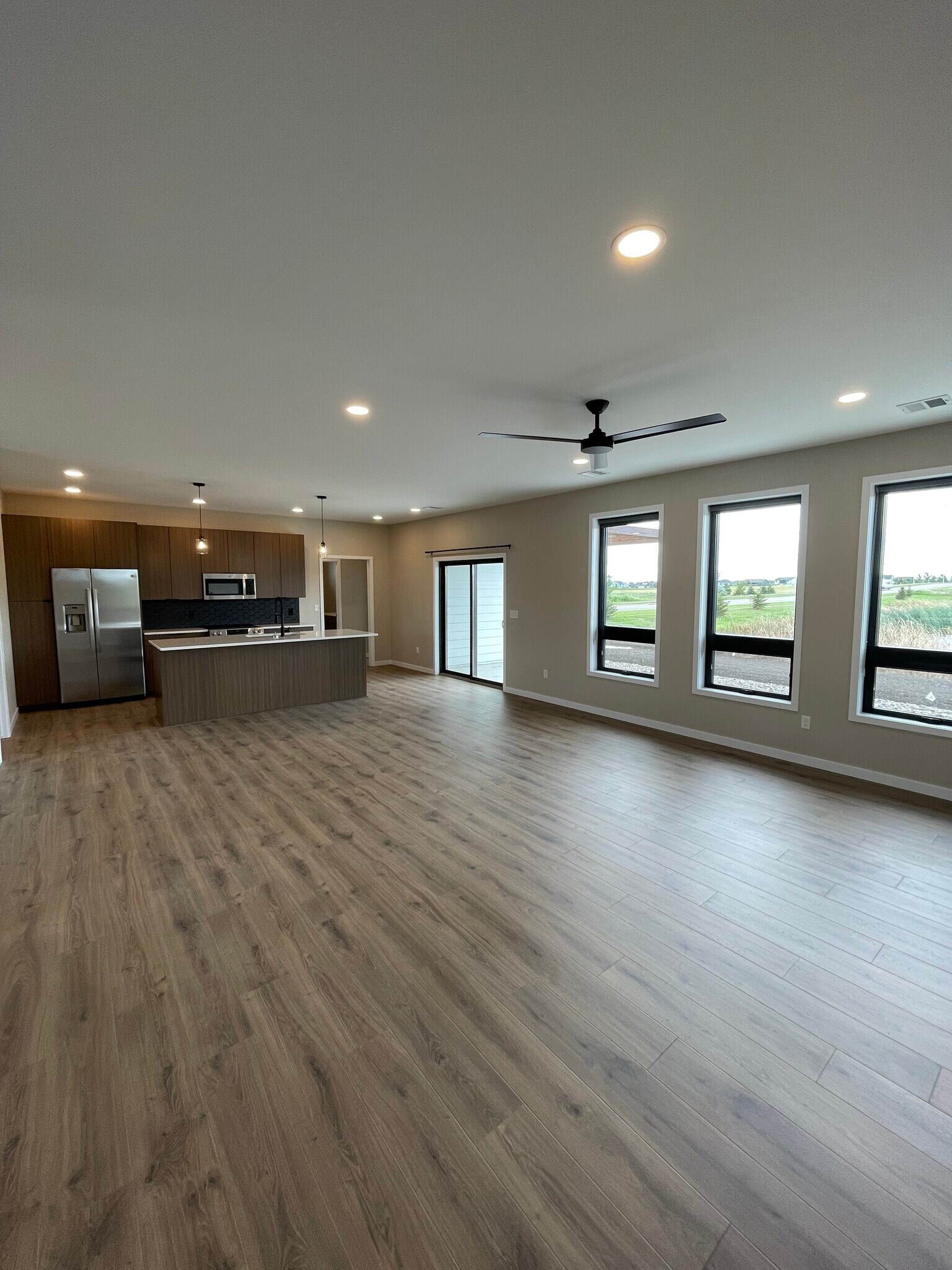 Building Photo - 328 E Blue Bell Dr