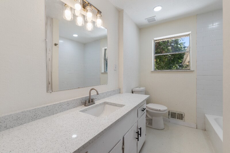 Building Photo - 529 Melrose Dr