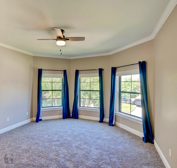 Building Photo - 555 Canterbury Ln
