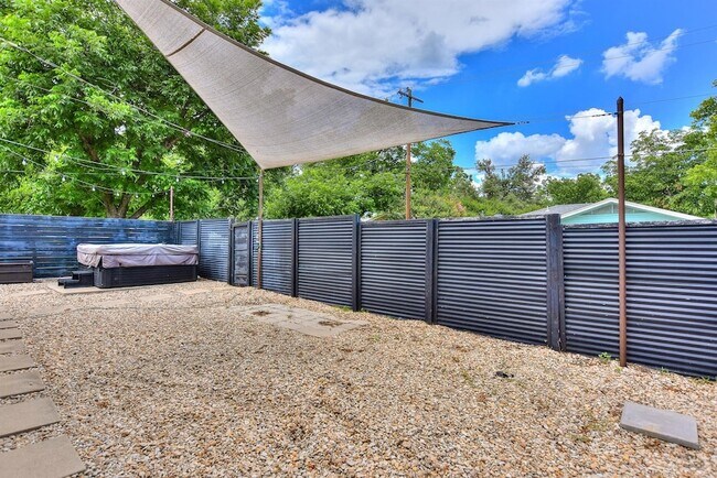 Building Photo - 1407 E 19th St