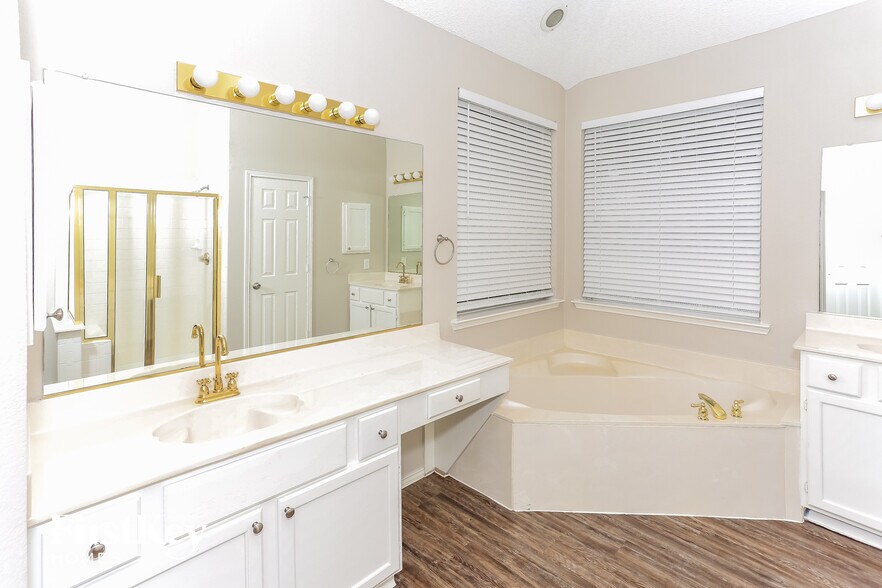 Building Photo - 2136 Mahogany St