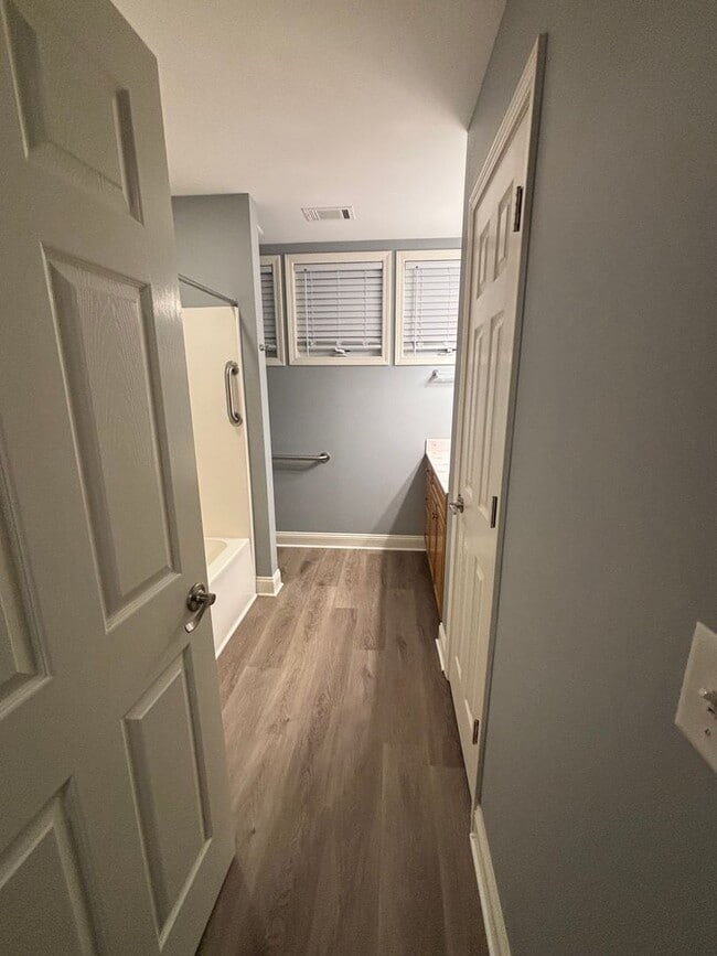 Building Photo - Charming & Spacious Three Bedroom, Two Bathroom Single Family Home