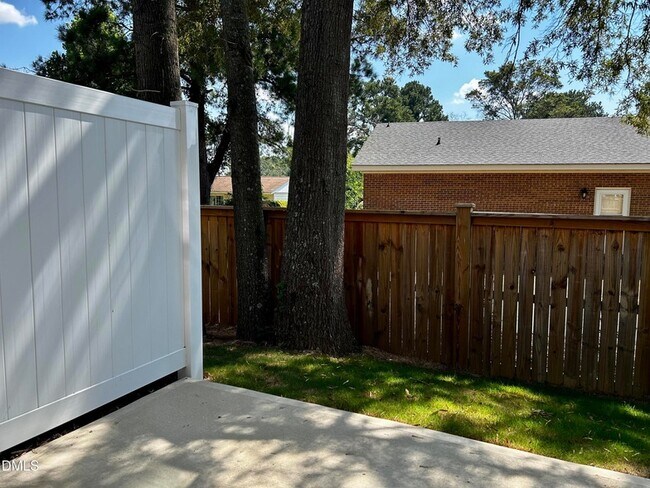 Building Photo - 154 Paramount Dr