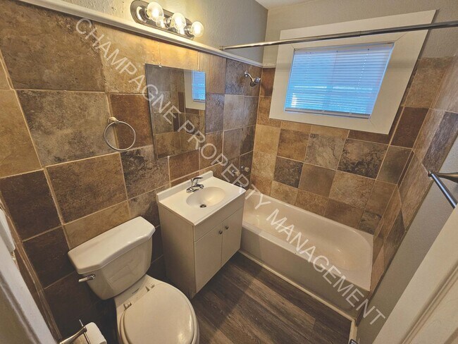 Building Photo - Single Family Home in Ruskin Heights