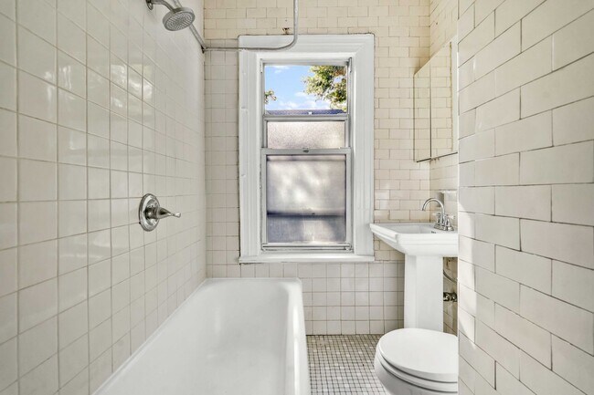 Building Photo - 1200 Beverley Rd