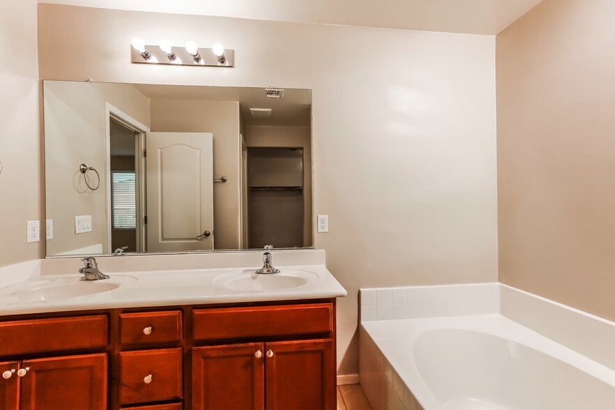 Building Photo - 8237 W Kittiwake Ln