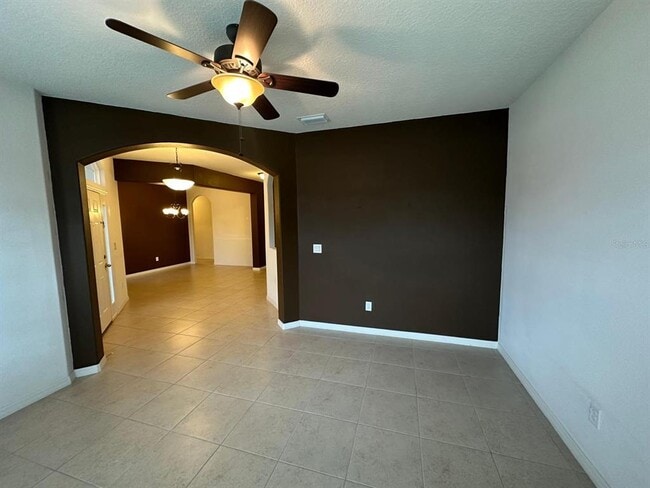 Building Photo - 2009 Country Aire Loop