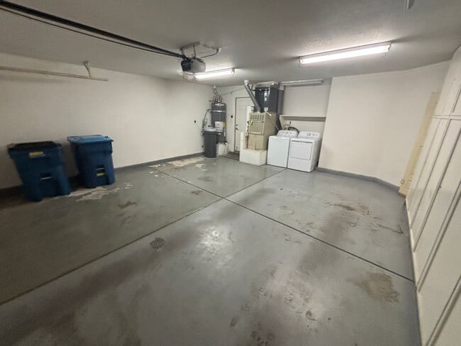 Building Photo - Beautiful 3 bed 2.5 bath townhouse in Spanish Trails!