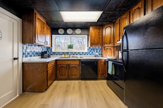 Building Photo - 170 E 100 N