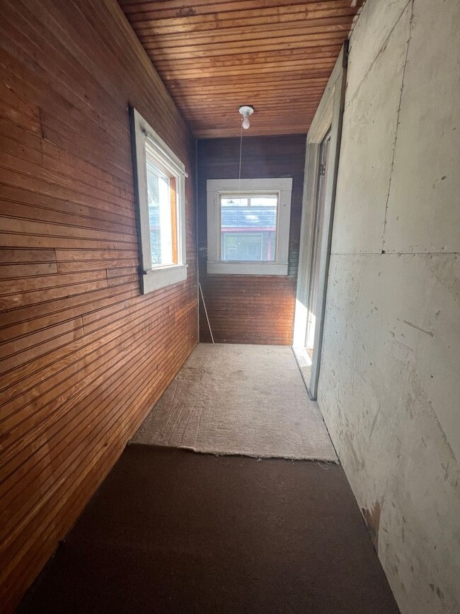 Building Photo - 905 NE Lake St