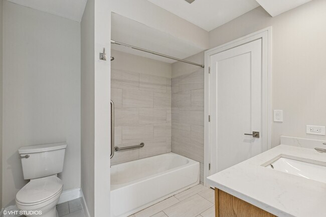 Building Photo - 940 N Lakeside Dr
