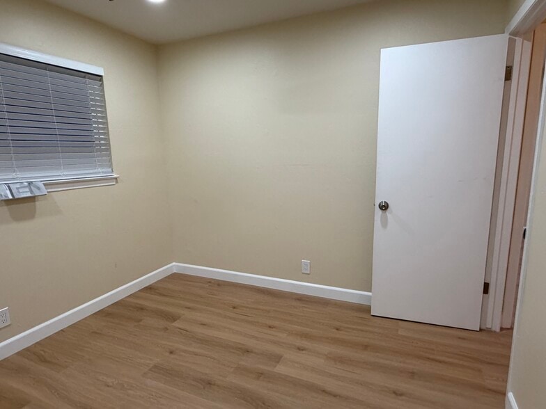 Building Photo - 545 Northlake Dr