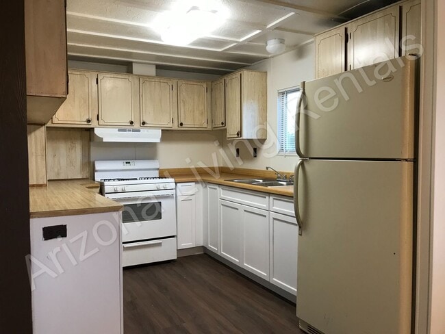 Building Photo - AMAZING 3 BEDROOM HOME