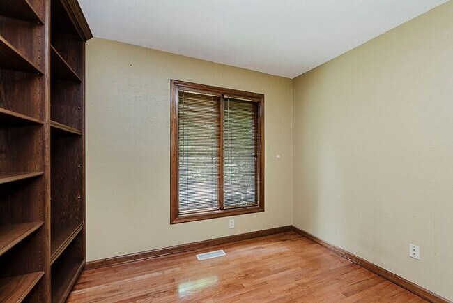 Building Photo - Large Executive Home in Carmel Schools