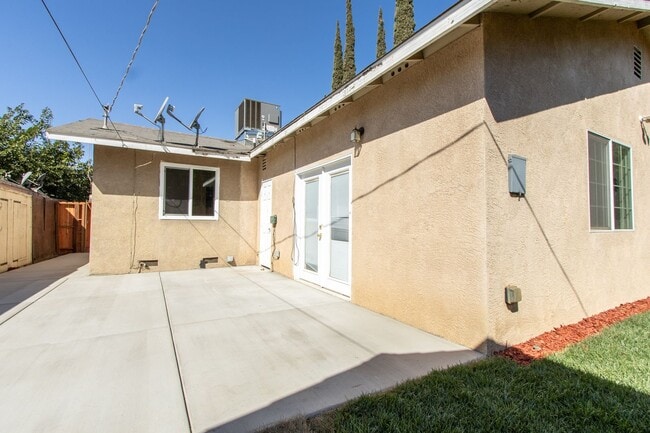 Building Photo - Coming Soon... 3 Bedroom 2 bath!