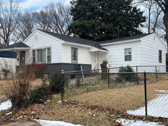 Building Photo - 318 Red Oak St