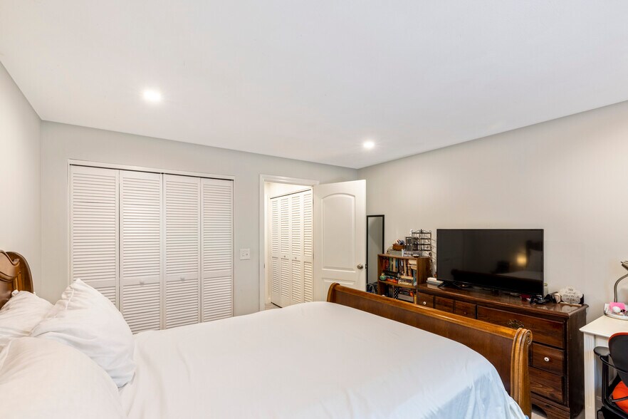 Building Photo - 205 Great Rd