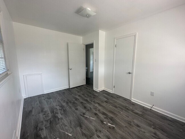 Building Photo - One Level Brick House Near University of L...