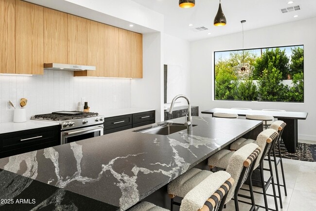 Building Photo - 4002 N 33rd Pl