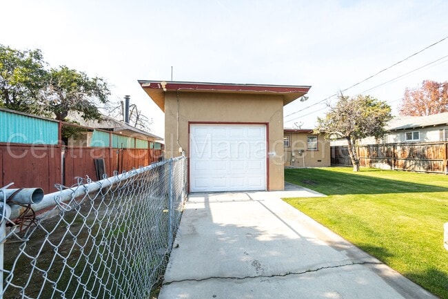 Building Photo - 3 Bedroom/1 Bath Home - $1850 per month!