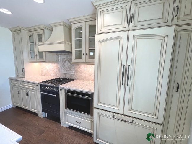 Building Photo - Large Five Bedroom, Three Bathroom with In...