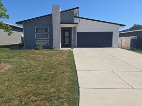Building Photo - For Rent – 3 Bed | 2 Bath single family ho...