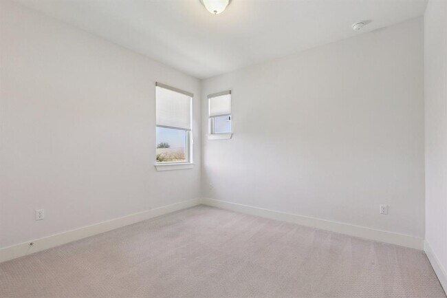 Building Photo - 6000 Baythorne Dr