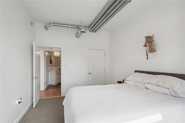 Building Photo - 70-73 500