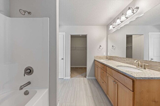 Building Photo - Spacious 4 bedroom home in Dayton
