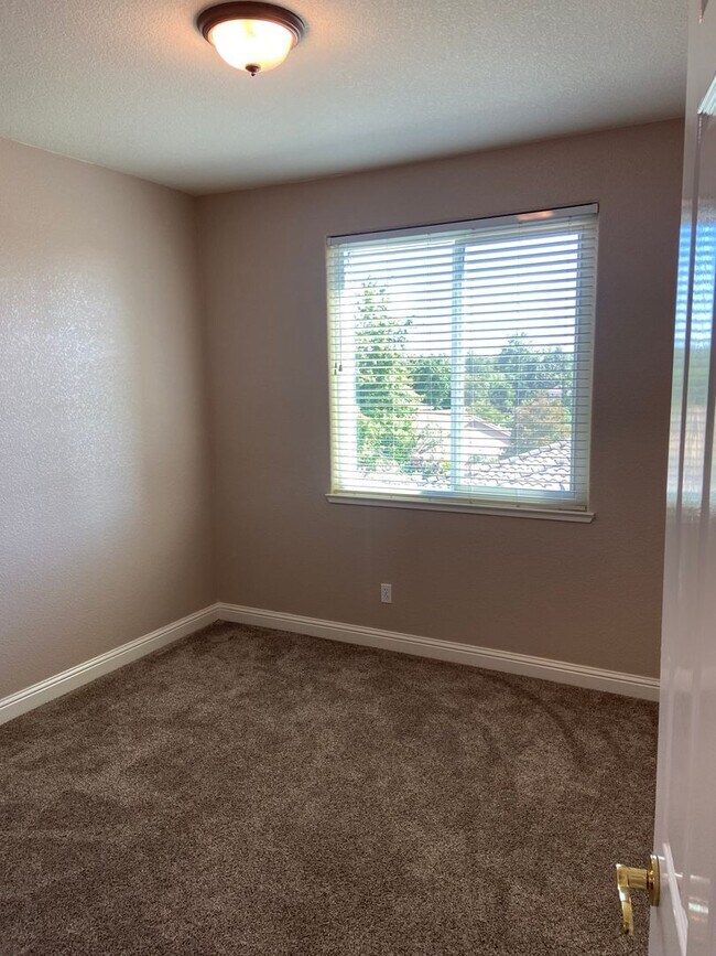 Building Photo - Broadstone Solar Home - 5 Bdrms, 4 Baths