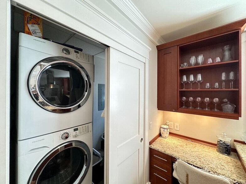 Building Photo - 1410 W Cornelia Ave