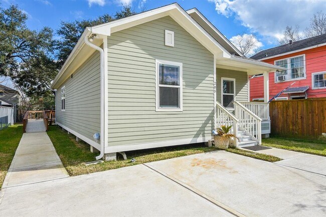 Building Photo - 205 De Koven St
