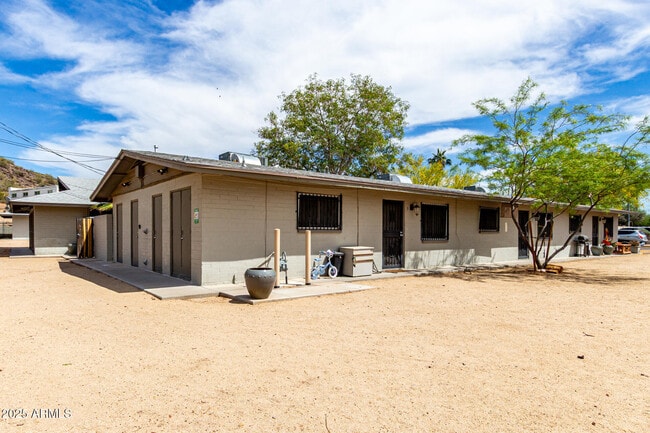 Building Photo - 1402 W Becker Ln
