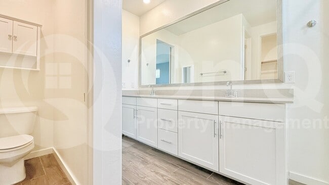 Building Photo - 708 N Bay Dr
