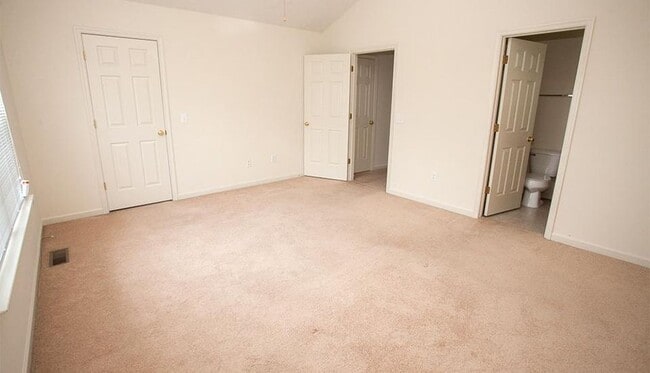 Building Photo - Well Maintained Townhouse in Great Location!