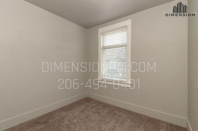 Building Photo - 2 bedroom, Spacious, Apartment in Downtown...