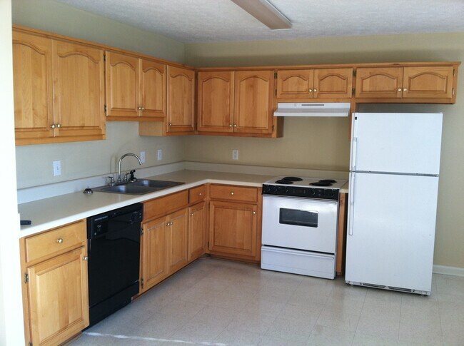Building Photo - Twin City Duplex Available Fall!