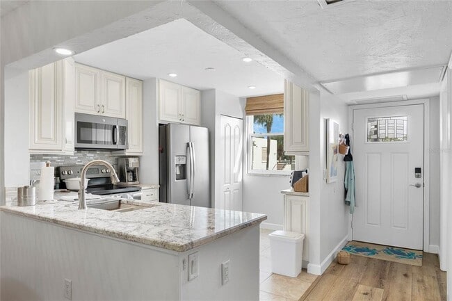 Building Photo - 440 Palm Tree Dr