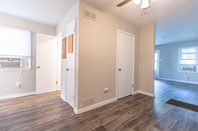 Building Photo - 2807 Flora Dr