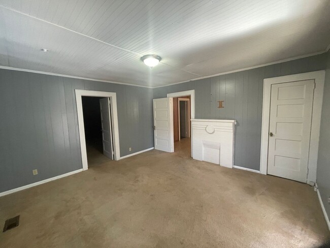 Building Photo - 2 bedroom 1 bath house available