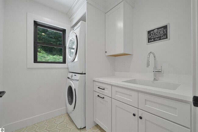 Building Photo - 7320 Peninsula Dr