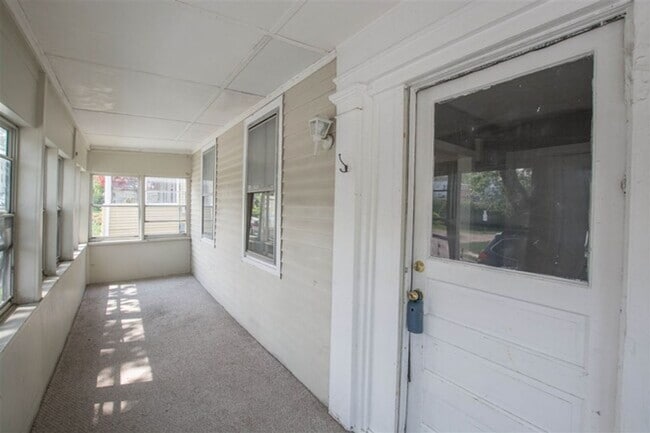 Building Photo - 4-Bed Farmhouse Minutes from UVM Campus (30 Chase St)