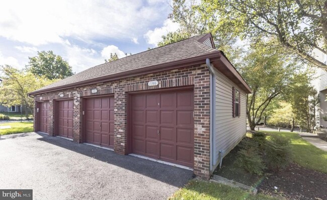 Building Photo - 1346 Chanticleer-